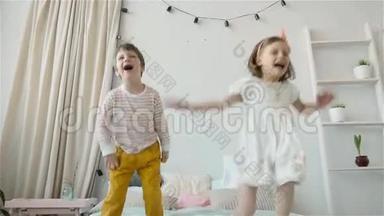 孩子们在床上<strong>蹦蹦</strong>跳跳的肖像，小男孩和小女孩的兄妹玩得开心，笑得开心